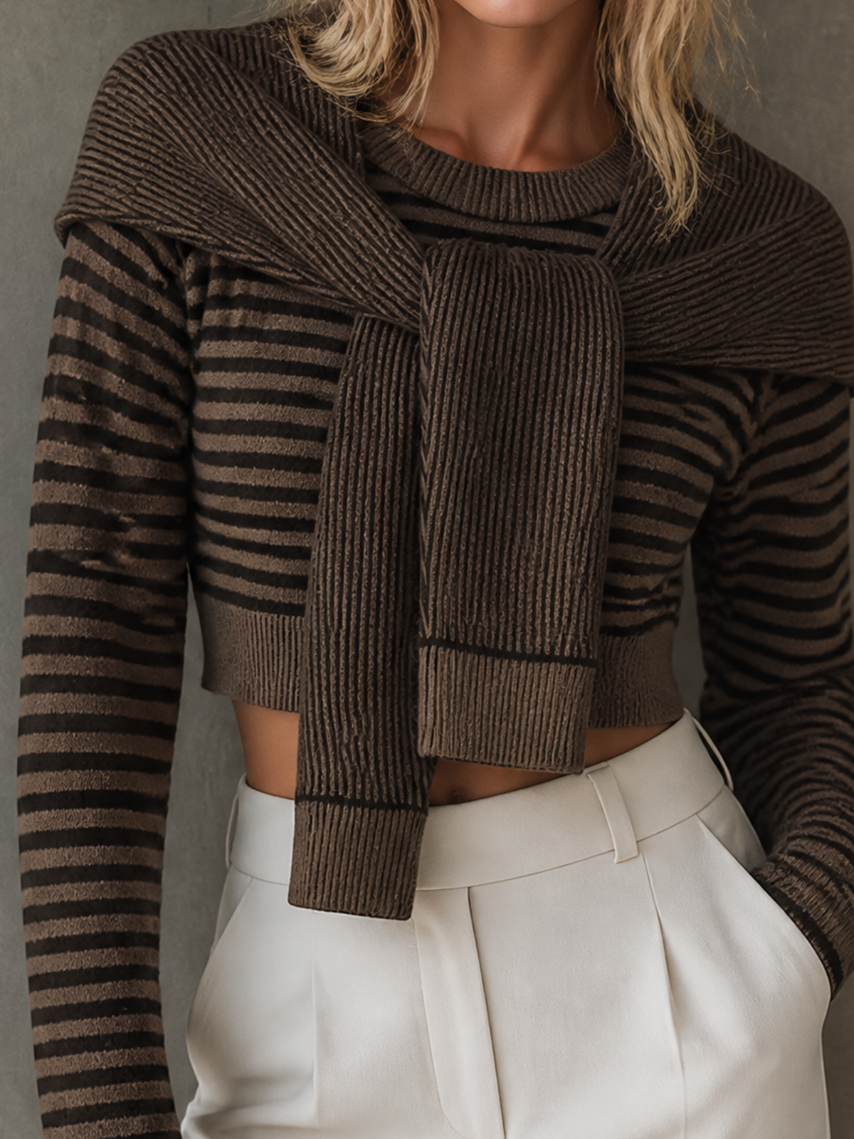 Chic Elegant – Conjunto tejido marrón a rayas con sweater corto y capa desmontable