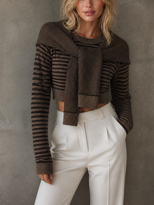 Chic Elegant – Conjunto tejido marrón a rayas con sweater corto y capa desmontable