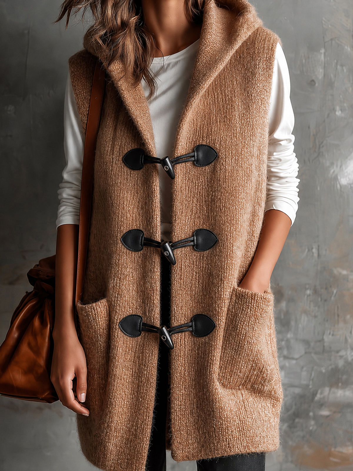 ElevenOra | Chaleco tejido camel con capucha y botones de madera