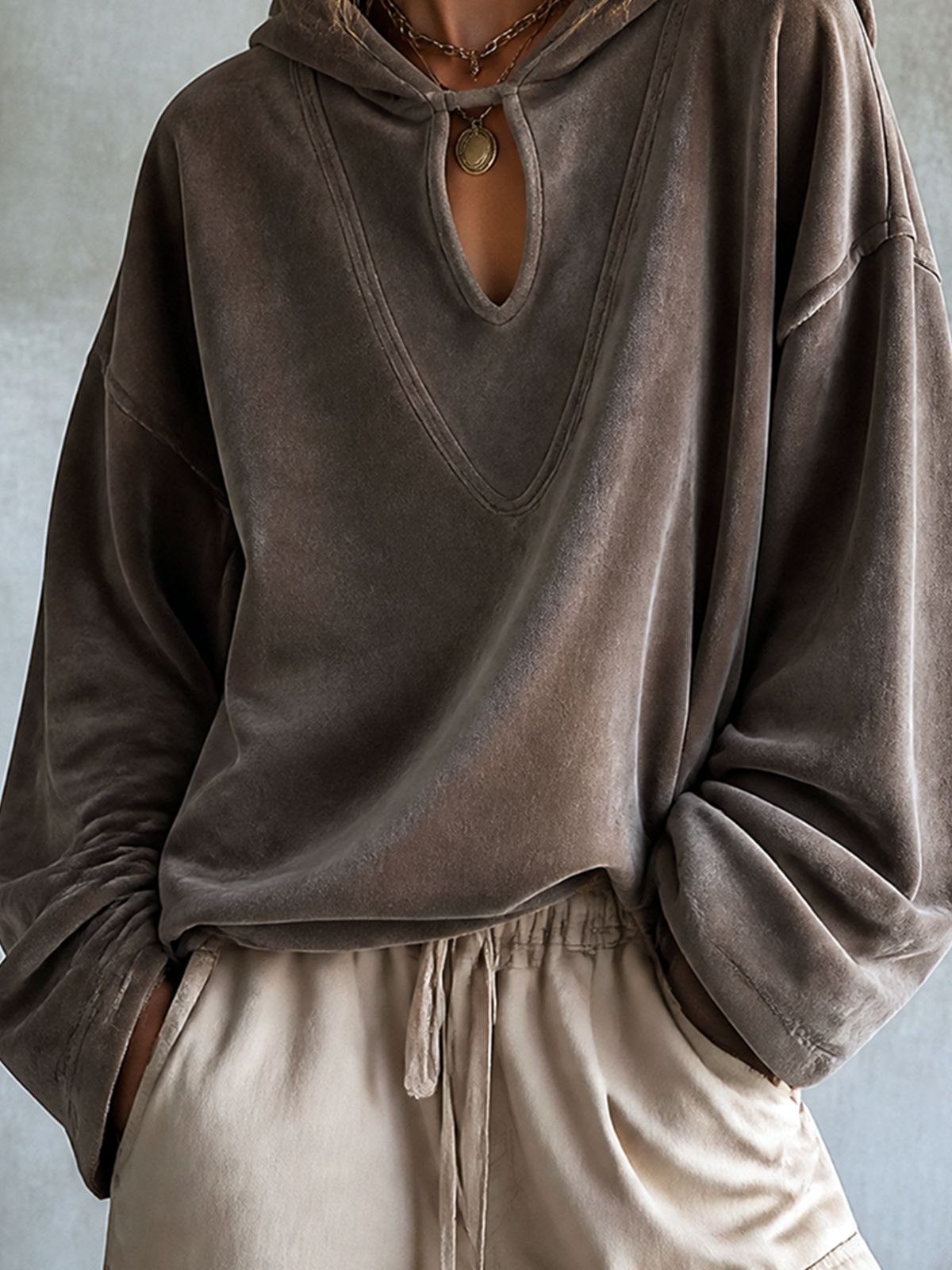 ElevenOra | Buzón de velour topo con capucha y cut out