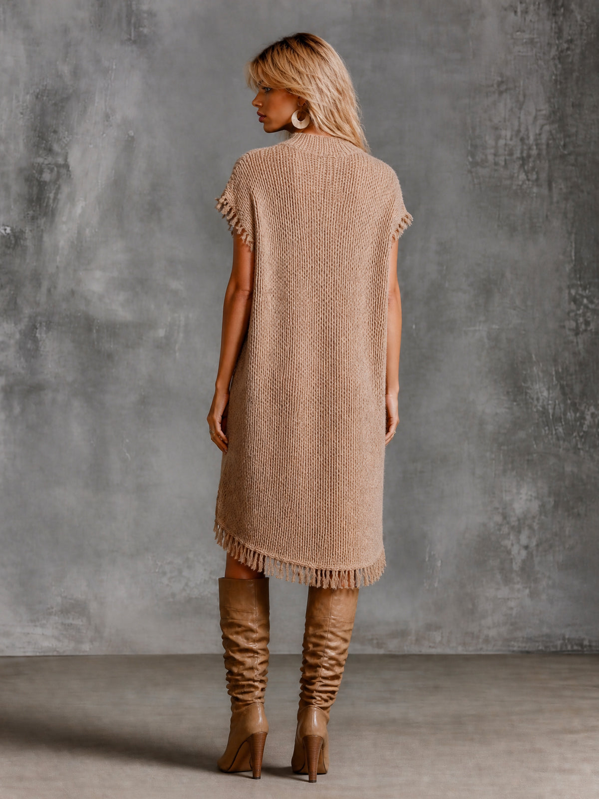 Vestido midi tejido camel | escote redondo y hombros caídos