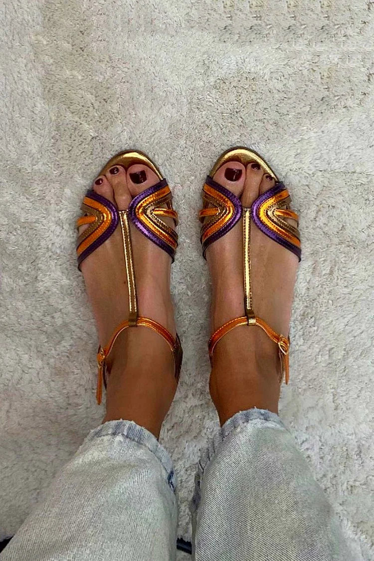 Tola – Sandalias doradas con hebilla y tira de color