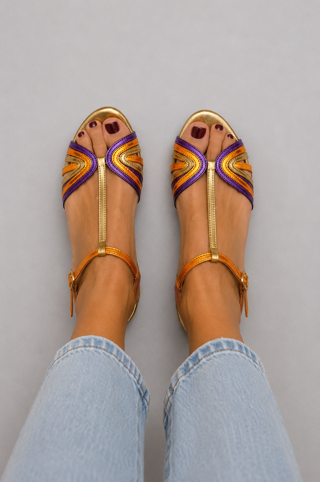 Tola – Sandalias doradas con hebilla y tira de color